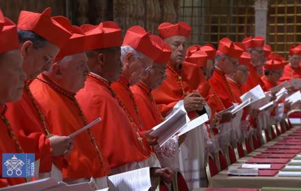 Una captura de pantalla tomada de un video difundido por los medios de comunicación del Vaticano muestra a los cardenales electores rezando en la Capilla Sixtina, donde comenzará el cónclave para la elección del nuevo papa, en el Vaticano
