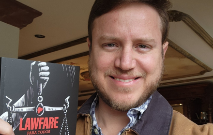 Augusto Verduga, en enero 2025, mostraba el libro sobre Lawfare de su hermano, Abraham. Hoy dice que su casa Ligados es un manual de lawfare..