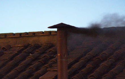 El humo negro marcó el final del primer día del cónclave.