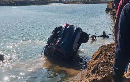 El carro accudentado cuando fue sacado del agua