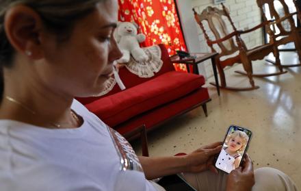 Lamento. Heidy Sánchez, madre de la bebé, muestra una fotografía de su hija de 17 meses.
