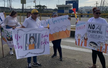 Los familiares de los presos de la cárcel La Roca, en Guayaquil, realizaron un plantón para pedir que se permitan las visitas a los internos.
