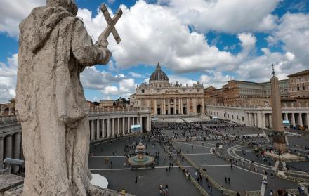 Fieles se reunieron en la Plaza de San Pedro a la espera de la fumata blanca que anunciará al sucesor del papa Francisco.