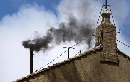 El humo negro sale de la chimenea situada encima de la Capilla Sixtina, en el segundo día del cónclave para elegir un nuevo papa, en la Ciudad del Vaticano, el 8 de mayo de 2025.