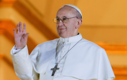 El papa Francisco saluda desde el balcón central de la Basílica de San Pedro tras ser elegido en 2013, marcando el inicio de un pontificado histórico para América Latina.