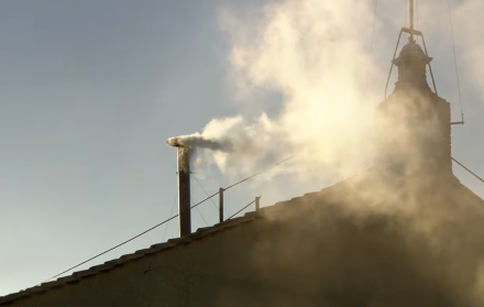 Humo blanco desde la Capilla Sixtina: 'habemus papam'.
