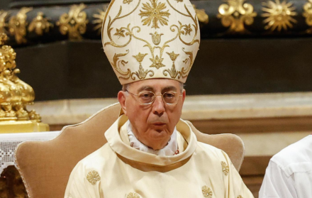 El Vaticano ha anunciado que el cónclave ha elegido un nuevo papa y su identidad será revelada en los próximos minutos por el cardenal protodiácono, el francés Dominique Mamberti, encargado de anunciar el 'Habemus papam'.