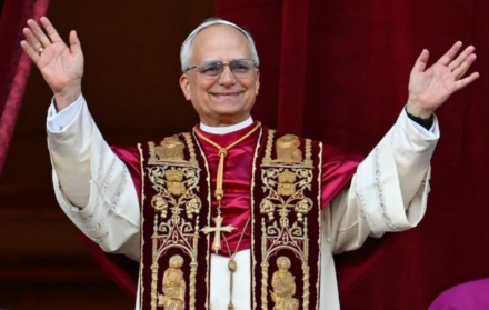 Robert Francis Prevost saluda por primera vez como Papa León XIV, con un llamado global a la paz desde el Vaticano.