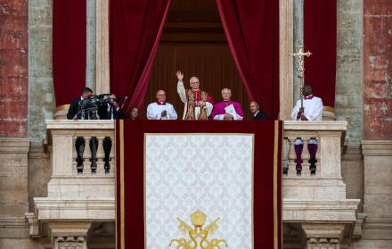 El recién elegido Papa León XIV habla desde la logia central de la Basílica de San Pedro, Ciudad del Vaticano.