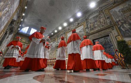 Cardenales reunidos durante el cónclave en la capilla Sixtina en la Ciudad del Vaticano.