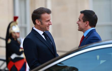 Emmanuel Macron, presidente de Francia recibió al mandatario ecuatoriano.
