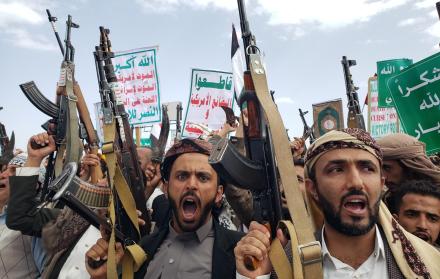 Simpatizantes hutíes gritan consignas y levantan sus armas durante una protesta contra Estados Unidos e Israel en Saná, Yemen, 09 de mayo de 2025.