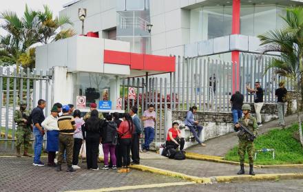 Los cuerpos de los 11 militares asesinados fueron trasladados al Centro Forense de Lago Agrio.