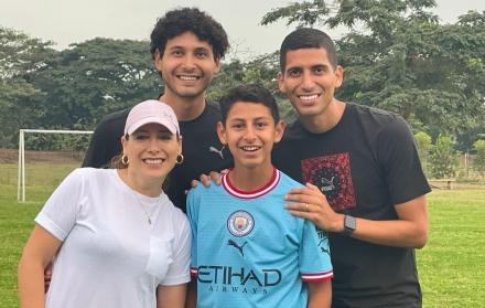 Rosita Enríquez y sus hijos: Gabriel en Macará y José Francisco en El Nacional y Mathías Barcelona.