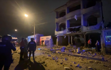 Equipos de emergencia inspeccionan los daños estructurales provocados por el atentado con explosivos.