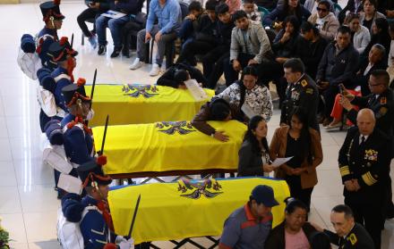 Los féretros, cubiertos con la bandera ecuatoriana, fueron colocados frente al altar para el homenaje póstumo.