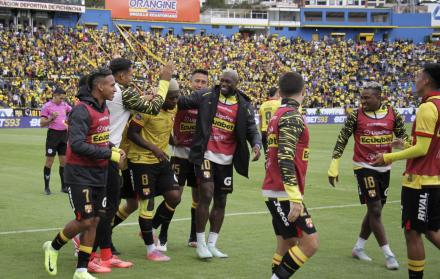 El festejo de Gabriel Cortez con la banca de suplentes en el Atahualpa.