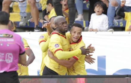 Felipe Caicedo festeja con Byron Castillo el empate ante Católica.