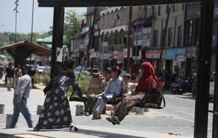 Niños jugando en un columpio en Srinagar, India, el 12 de mayo de 2025.