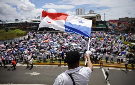 Una persona sostiene una bandera durante una manifestación en defensa de la autonomía universitaria, en Ciudad de Panamá (Panamá), en una fotografía del 6 de mayo de 2025.
