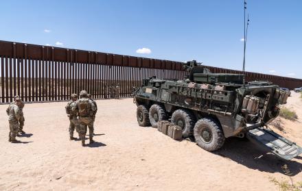 Fotografía de integrantes del Ejército de los Estados Unidos patrullando la frontera con México en el Área de Defensa Nacional, en Nuevo México (EE.UU.).