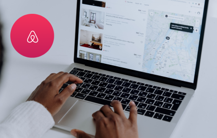 Airbnb permite a las personas encontrar y reservar alojamientos en diferentes lugares del mundo