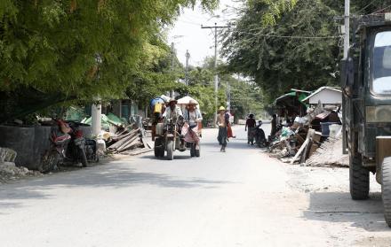 Fotografía de archivo, tomada el 27 de abril de 2025, que muestra una calle de Sagaing en Birmania (Myanmar).