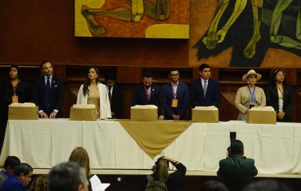 Mónica Salazar (útlima a la derecha), exintegrante de la Revolución Ciudadana, durante la primera sesión de la Asamblea Nacional el 14 de mayo de 2025.