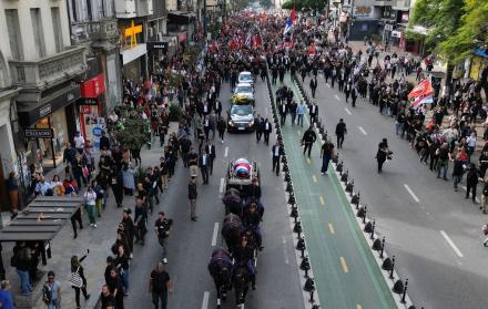 El exguerrillero, que pasó 12 años preso por su activismo revolucionario, fue despedido por multitudes en la capital uruguaya.
