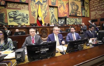 Alfredo Serrano (centro) fue captado por un micrófono abierto durante la primera sesión de la Asamblea Nacional 2025-2029.
