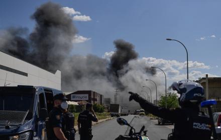 incendio en un edificio de distribución de productos químicos llevara a las autoridades a pedir a casi 80.000 residentes que permanecieran en sus hogares en Alcalá de Guadaíra, al sureste de Sevilla, el 14 de mayo de 2025.