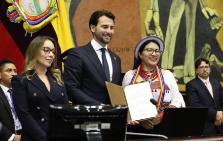 Carmen Tiupul (derecha) de Pachakutik fue designada la segunda vicepresidenta de la Asamblea por los próximos dos años.