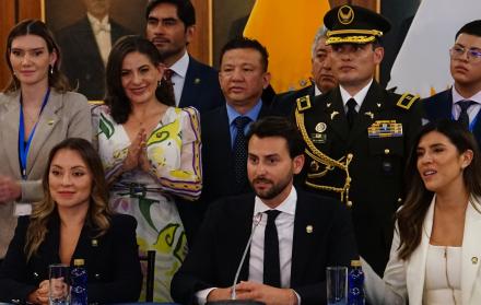 El nuevo presidente de la Asamblea Nacional, Niels Olsen, junto a los legisladores de ADN, al final de la sesión inaugural.