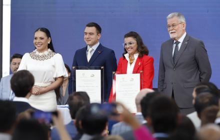 El CNE entrega las credenciales al presidente Daniel Noboa y a la vicepresidenta María José Pinto.
