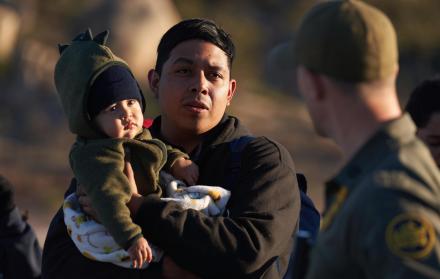 Fotografía de archivo de un hombre y su bebé en la zona fronteriza de Jacumba, California (EE.UU.).