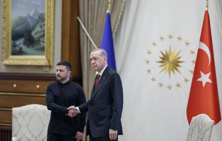El presidente turco Recep Tayyip Erdogan (derecha) estrechando la mano del presidente ucraniano Volodímir Zelenski durante un encuentro en el Complejo Presidencial de Ankara.