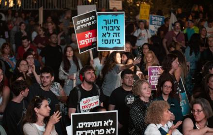 Cientos de ciudadanos fueron captados este miércoles, 14 de mayo, al protestar contra los recortes añadidos al presupuesto estatal israelí de 2025
