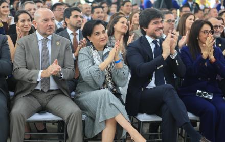 El ministro de Gobierno José De La Gasca (derecha) asistió a la entrega de credenciales del presidente reelecto Daniel Noboa.