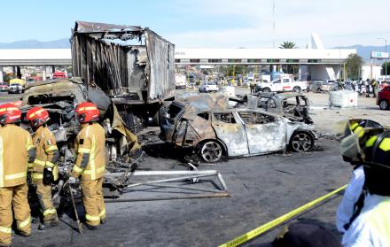 Imagen de archivo de rescatistas que trabajan en la zona donde ocurrió un accidente entre un camión de carga y autos particulares en el estado de Puebla (México)