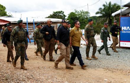 El ministro de Seguridad Pública, Frank Ábrego (c d), y el director de Migración de Panamá, Roger Mojica (c i) recorren la principal estación migratoria este miércoles, en Lajas Blancas (Panamá).