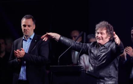 El presidente de Argentina, Javier Milei (d), y el portavoz presidencial y candidato a legislador por el partido La Libertad Avanza (LLA), Manuel Adorni, participan en un acto de cierre de campaña, en Buenos Aires (Argentina).