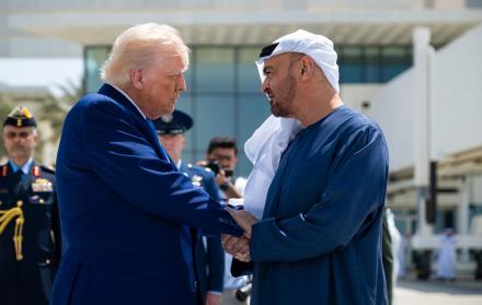 Donald Trump, despidiéndose del presidente de Emiratos Árabes Unidos, Mohamed bin Zayed Al Nahyan en el Aeropuerto Presidencial de Abu Dabi, Emiratos Árabes Unidos, el 16 de mayo de 2025.