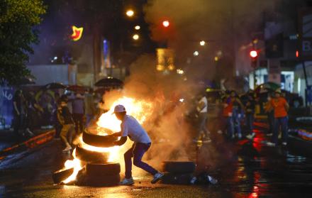Manifestantes bloquean una vía durante una protesta este jueves, en Santiago de Veraguas (Panamá)