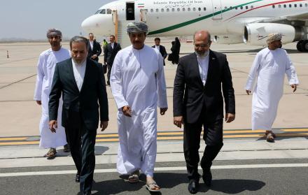 El canciller iraní Abbas Araghchi (I) llegando a Mascate. Medios iraníes reportaron ese día el inicio de la cuarta ronda de negociaciones nucleares entre Irán y Estados Unidos en la capital de Omán.