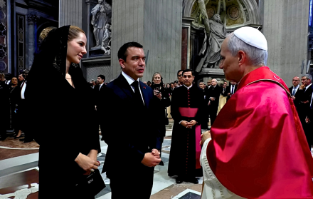 Daniel Noboa y Lavinia Valbonesi se reúnen con el papa León XIV tras misa en el Vaticano.