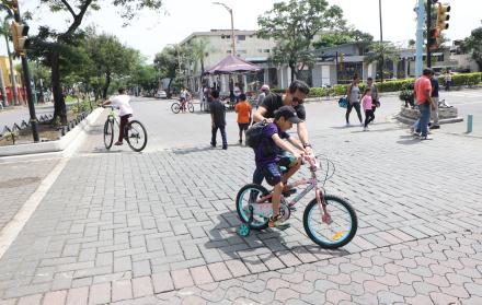 Ruta Urdesa peatonalización bicicleta familia niño espacio público 18 may 25 FR