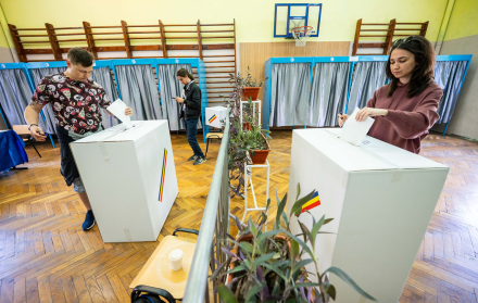 Votantes sufragan en un colegio electoral de Bucarest, Rumanía, el 18 de mayo de 2025, durante la segunda vuelta de las elecciones presidenciales.