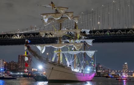 Fotografía del buque escuela mexicano Cuauhtémoc junto al puente de Brooklyn, en Nueva York (EE.UU.