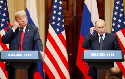 presidente estadounidense, Donald J. Trump (i), y su homólogo ruso, Vladimir Putin (d),