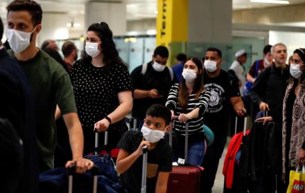 Personas usan máscaras como precaución contra la propagación de la COVID-19 en marzo de 2020 en Sao Paulo (Brasil).